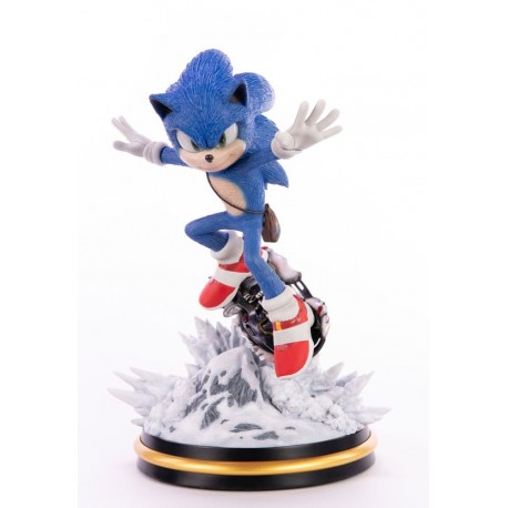 Estatua de Sonic en montaña nevada