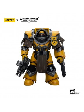 Figura Imperial Fists Warhammer con armadura amarilla y puño sierra
