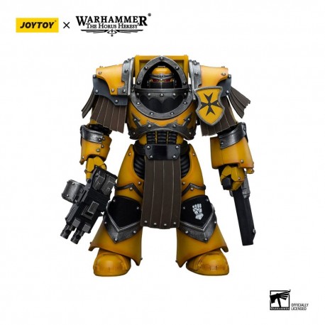 Figura Imperial Fists Warhammer con armadura amarilla y puño sierra