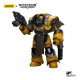Figura Imperial Fists Warhammer con armadura amarilla y puño sierra