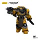 Figura Imperial Fists Warhammer con armadura amarilla y puño sierra