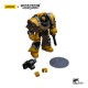 Figura Imperial Fists Warhammer con armadura amarilla y puño sierra