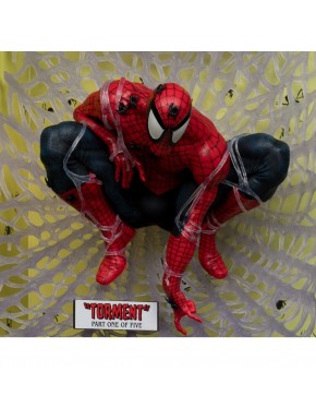 Estatua de Spider-Man en un diorama de telaraña