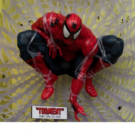 Estatua de Spider-Man en un diorama de telaraña