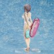 Estatua de Minori Chigusa en traje de baño con flotador