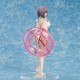 Estatua de Minori Chigusa en traje de baño con flotador
