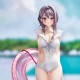 Estatua de Minori Chigusa en traje de baño con flotador