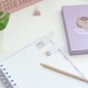 Planificador semanal Pusheen Moments abierto con notas adhesivas