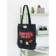 Bolso de tela Stranger Things con parches y cremallera