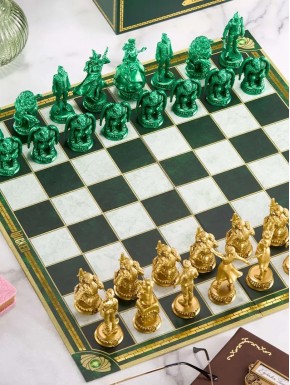 Ajedrez Wicked con piezas verdes y doradas