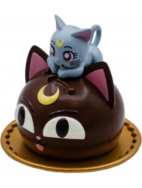 Figura Diana de Sailor Moon sobre pastel de chocolate