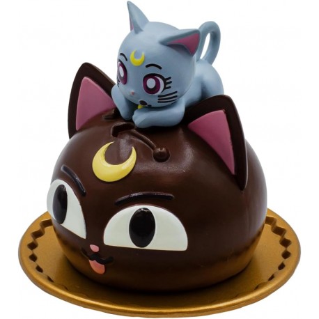 Figura Diana de Sailor Moon sobre pastel de chocolate