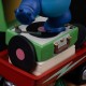 Estatua de Stitch a escala 1/10 sobre carrito