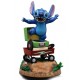 Estatua de Stitch a escala 1/10 sobre carrito