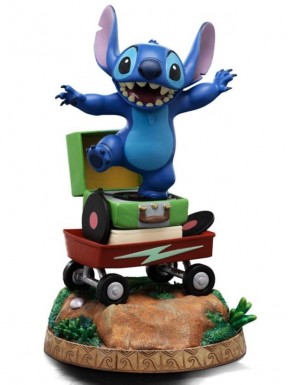Estatua de Stitch a escala 1/10 sobre carrito