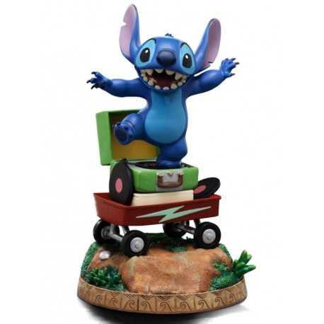 Estatua de Stitch a escala 1/10 sobre carrito