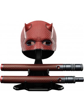 Máscara y bastón de Daredevil en soporte