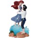 Figura Enesco Disney de Ariel y Eric sobre una ola