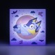 Lampe Bluey avec fond violet et design carré