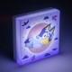 Lampe Bluey avec fond violet et design carré