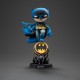 Minifigura Batman Mini Co. PVC Blue Variant sobre Bat-Señal