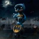 Minifigura Batman Mini Co. PVC Blue Variant sobre Bat-Señal
