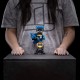 Minifigura Batman Mini Co. PVC Blue Variant sobre Bat-Señal