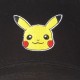 Casquette noire de Pikachu avec des détails jaunes.