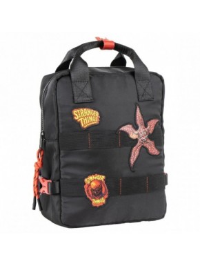 Sac à dos noir Stranger Things avec patchs et détails rouges