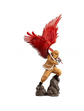 Figura Hawks de My Hero Academia con alas rojas