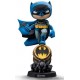 Minifigura Batman Mini Co. PVC Blue Variant sobre Bat-Señal
