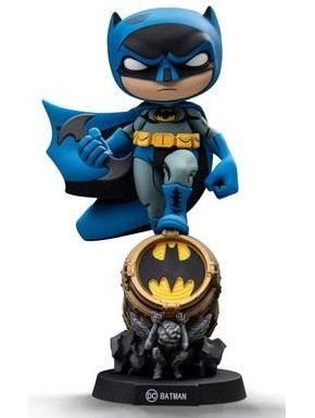 Minifigura Batman Mini Co. PVC Blue Variant sobre Bat-Señal