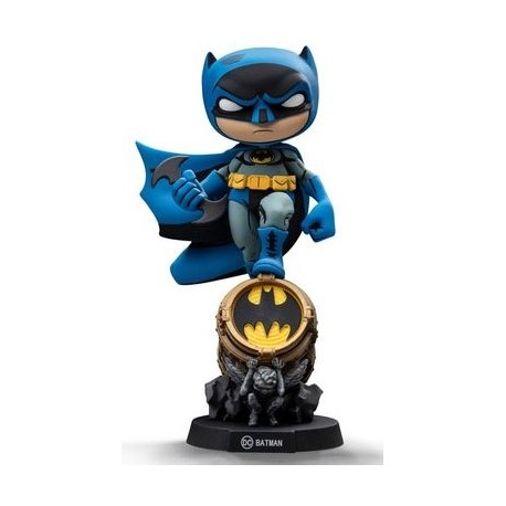 Minifigura Batman Mini Co. PVC Blue Variant sobre Bat-Señal