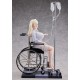 Estatua PVC de Stella en silla de ruedas con estilo hospitalario