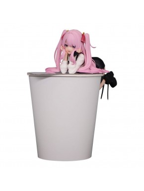 Estatua de Yuni de Goddess of Victory: Nikke sobre una taza