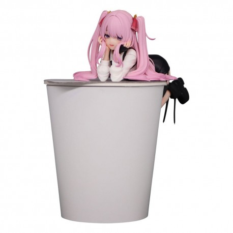 Estatua de Yuni de Goddess of Victory: Nikke sobre una taza