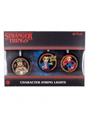 Luces de hadas Stranger Things con personajes en fondo oscuro