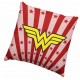 Cojín de Wonder Woman rojo con estrellas y logo
