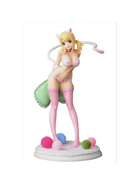 Figura de Lucy Heartfilia com orelhas de gato e motivos de flor de cerejeira