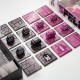 Juego de mesa SPELL con meeples y losetas en violeta y negro