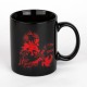 Taza negra de Dungeons & Dragons con logo rojo