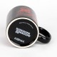 Taza negra de Dungeons & Dragons con logo rojo