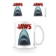 Taza de cerámica Jaws con tiburón y logo rojo