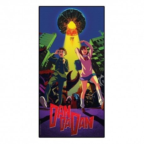 Toalha Dandadan com design de Okarun e Momo