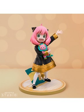 Figura de Anya Forger de Spy x Family con vestido negro y peluche.