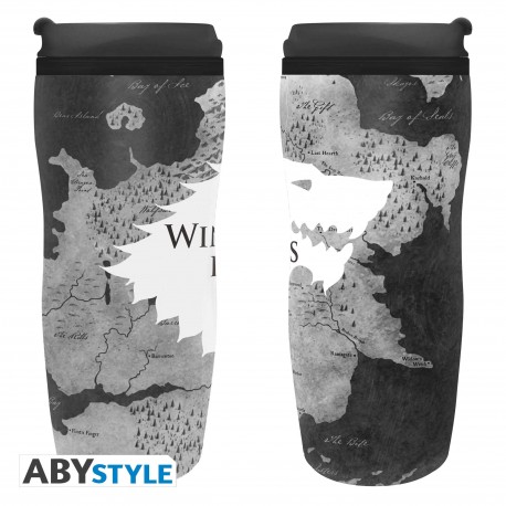 Taza de viaje gris de Game of Thrones con mapa y texto "Winter is Here"