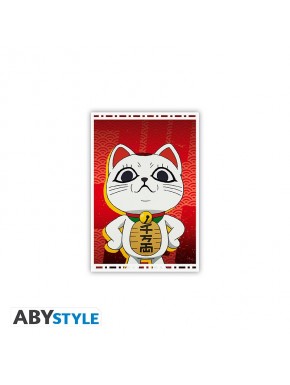 Magnet de Dan da Dan con personaje estilo maneki-neko sobre fondo rojo