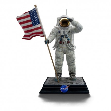 Estatua Apollo 11 de astronauta de 23 cm con bandera