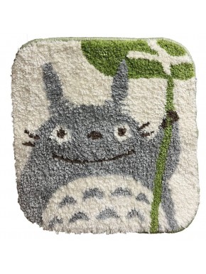 Cojín cuadrado de Totoro con fondo beige y diseño verde