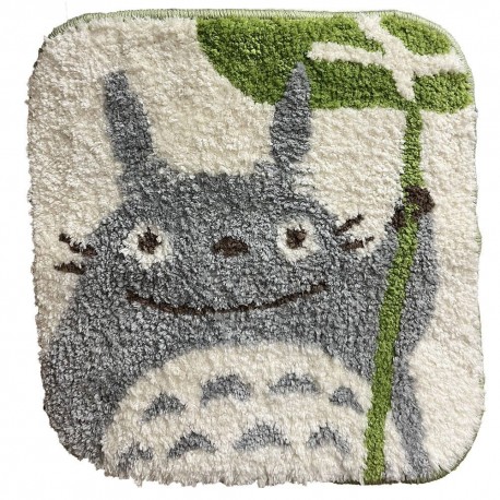 Cojín cuadrado de Totoro con fondo beige y diseño verde